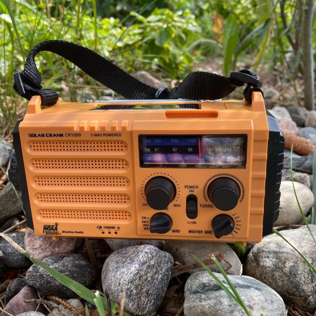 hand crank solar radio with flashlight